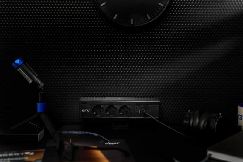 STOLNA UTIČNICA NICO 3XŠUKO 2XUSB BEŽIČNI PUNJAČ CRNA - Slika 2